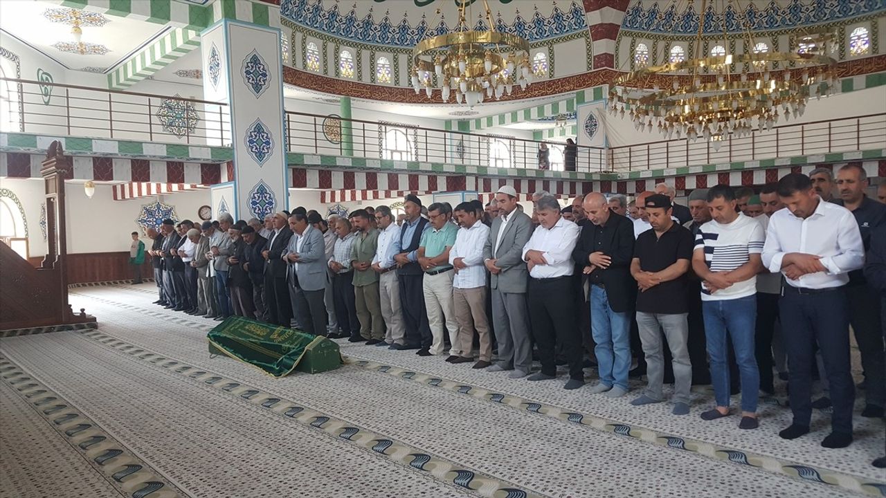 Antalya'daki Trafik Kazasında Hayatını Kaybeden Öğrenci Bingöl'de Defnedildi