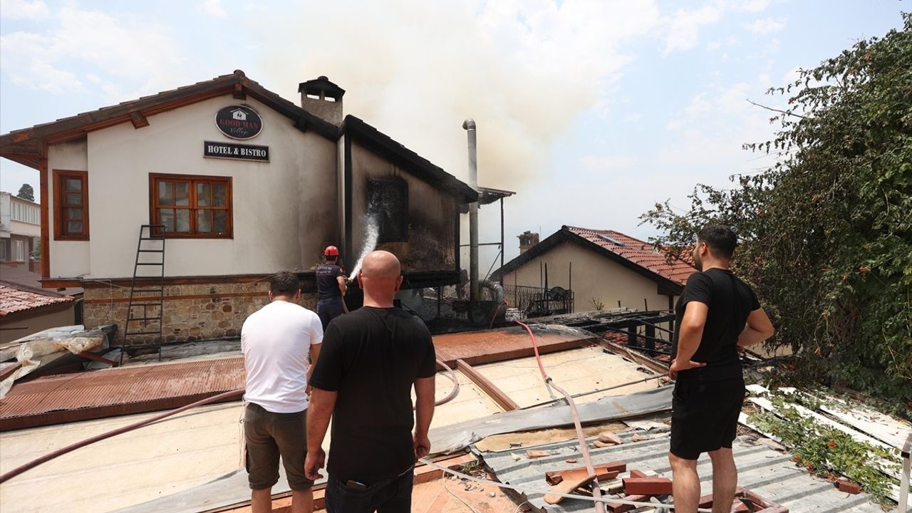 Antalya Kaleiçi'nde Yangın: İtfaiye Müdahale Ediyor
