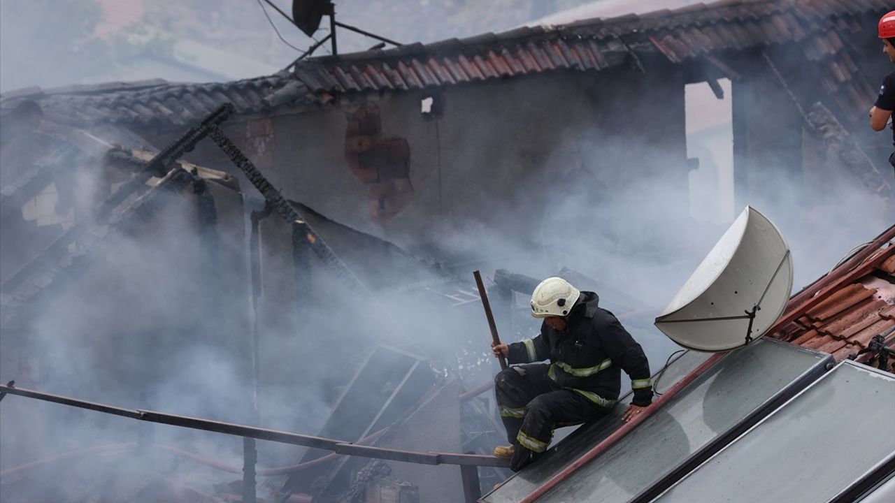 Antalya Kaleiçi'nde Yangın Kontrol Altına Alındı