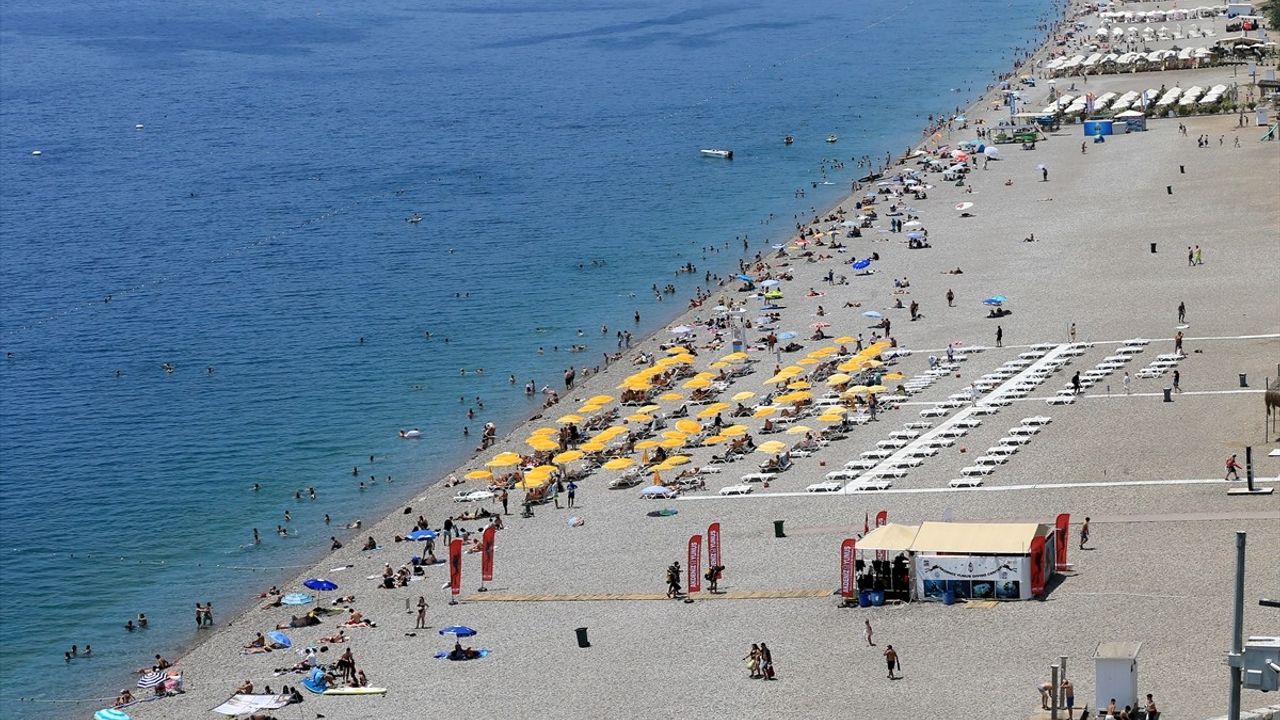Antalya Sahillerinde Arife Günü Yoğunluğu
