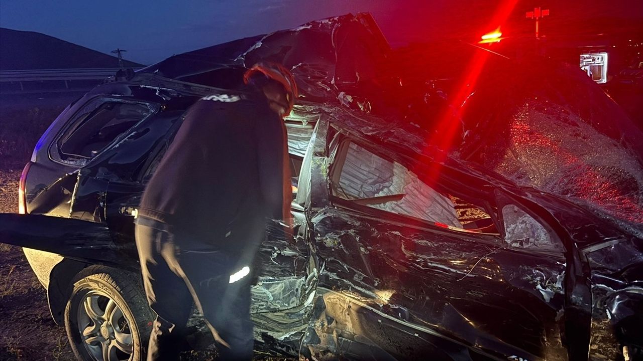 Ardahan'da Tır ile SUV Aracın Çarpışması: 2 Ölü, 2 Yaralı