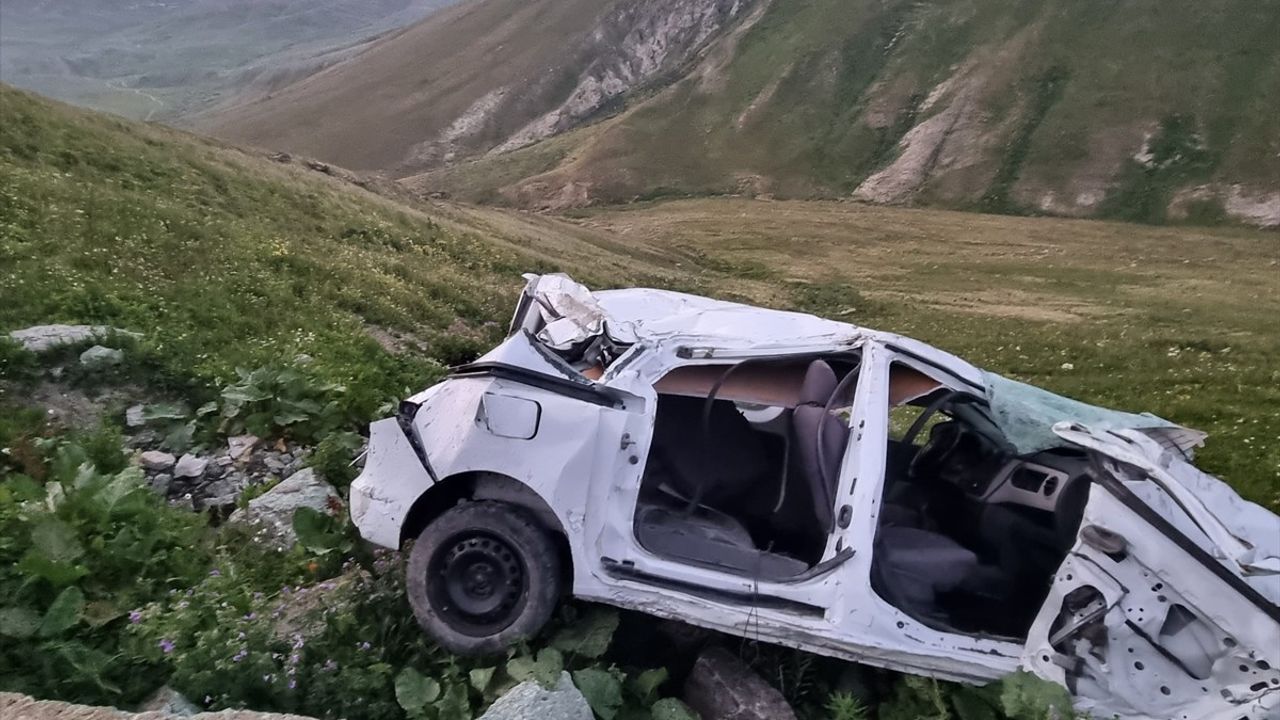 Ardahan'da Uçuruma Yuvarlanan Otomobilde İki Kişi Yaralandı