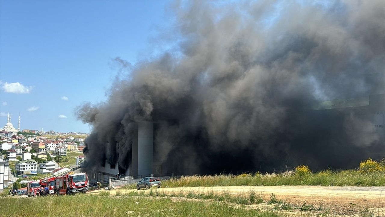 Arnavutköy'de Fabrikada Yangın: İtfaiye Ekipleri Müdahalede Bulundu