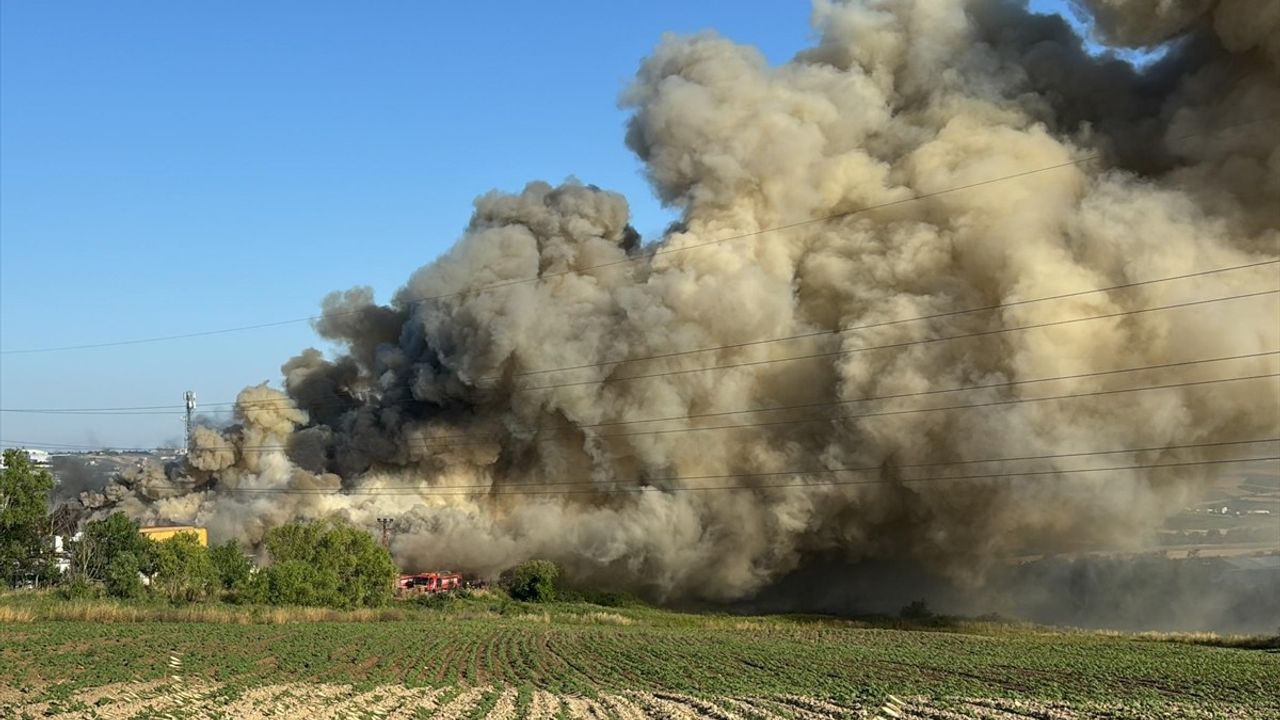 Arnavutköy'deki Lojistik Deposunda Yangın: İtfaiye Ekipleri Seferber Oldu