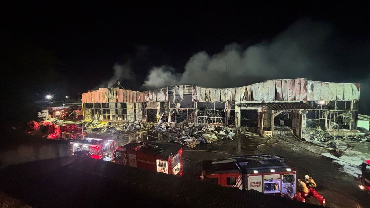 Arnavutköy'deki Lojistik Deposunda Yangın Kontrol Altına Alındı