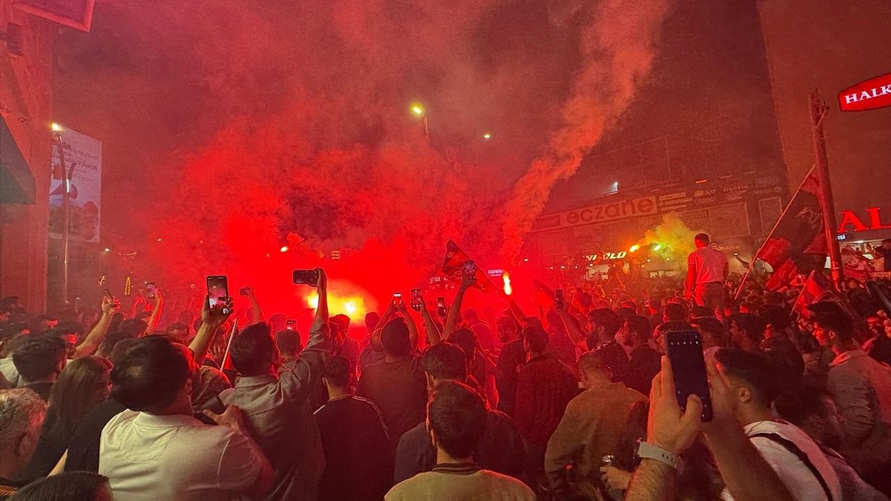 Artı Değer Vanspor'un 1. Lig'e Yükselişi Van'da Coşkuyla Kutlanıyor