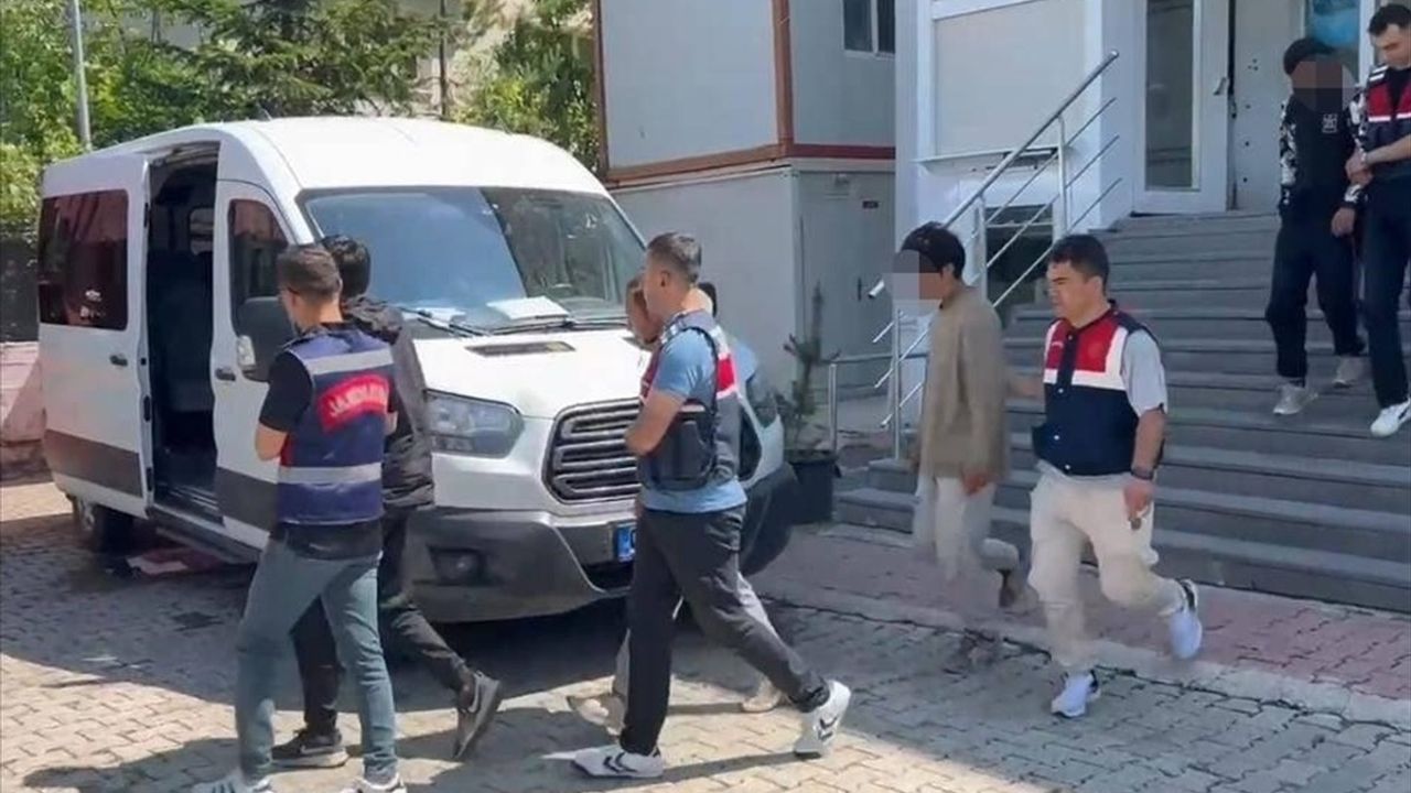 Artvin'de Düzensiz Göçmen Operasyonu: 4 Yakalandı, Sürücü Gözaltında