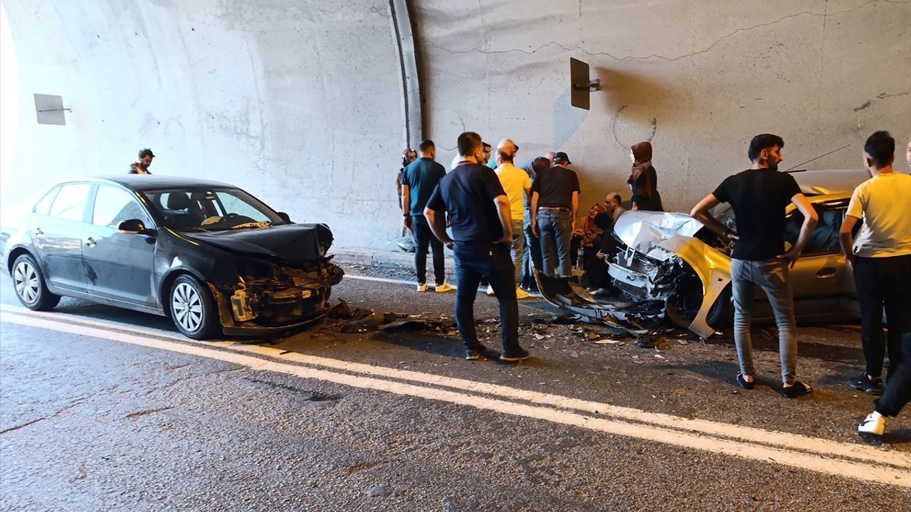 Artvin'de Tünel İçi Trafik Kazası: 5 Yaralı