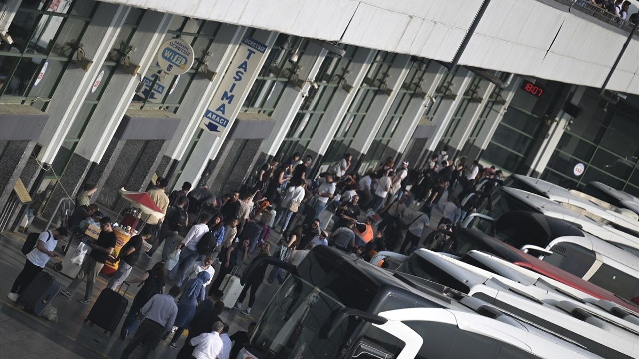 AŞTİ'de Kurban Bayramı Yoğunluğu: Ek Seferler ve Artan Fiyatlar