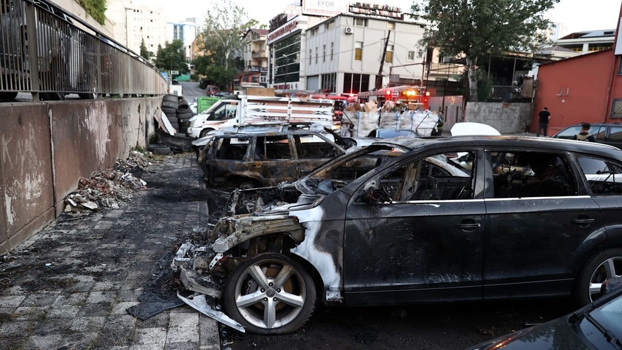 Ataşehir'de Sanayi Sitesinde Yangın: Park Halindeki Araçlar Alev Alev Yandı