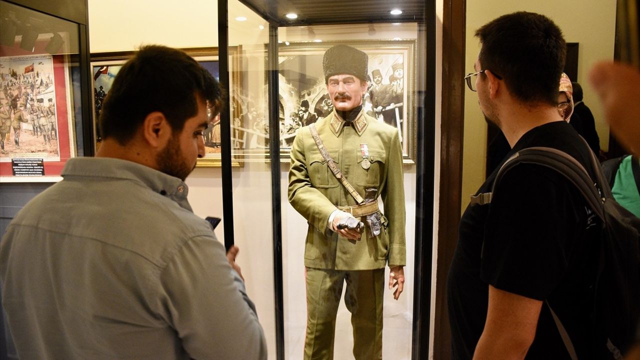 Atatürk'ün Orijinal Üniforması Samsun Kültür Yolu Festivali'nde Sergileniyor