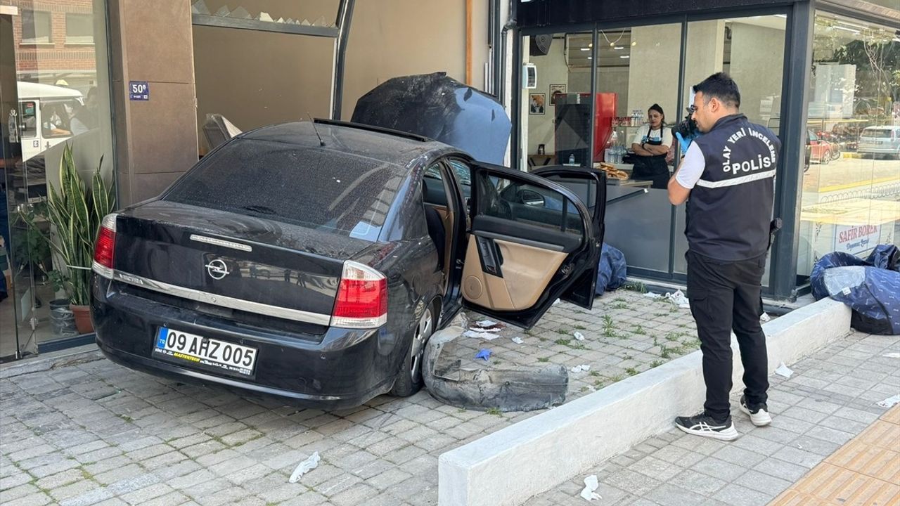 Aydın'da Otomobilin Mağazaya Girmesi Sonucu Sürücü Hayatını Kaybetti