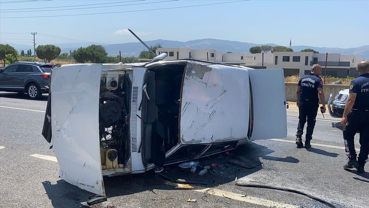 Aydın'da Trafik Kazası: İki Otomobil Çarpıştı, 4 Yaralı