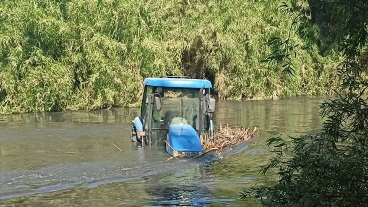 Aydın'da Traktörüyle Nehirde Mahsur Kalan Kişi Kurtarıldı