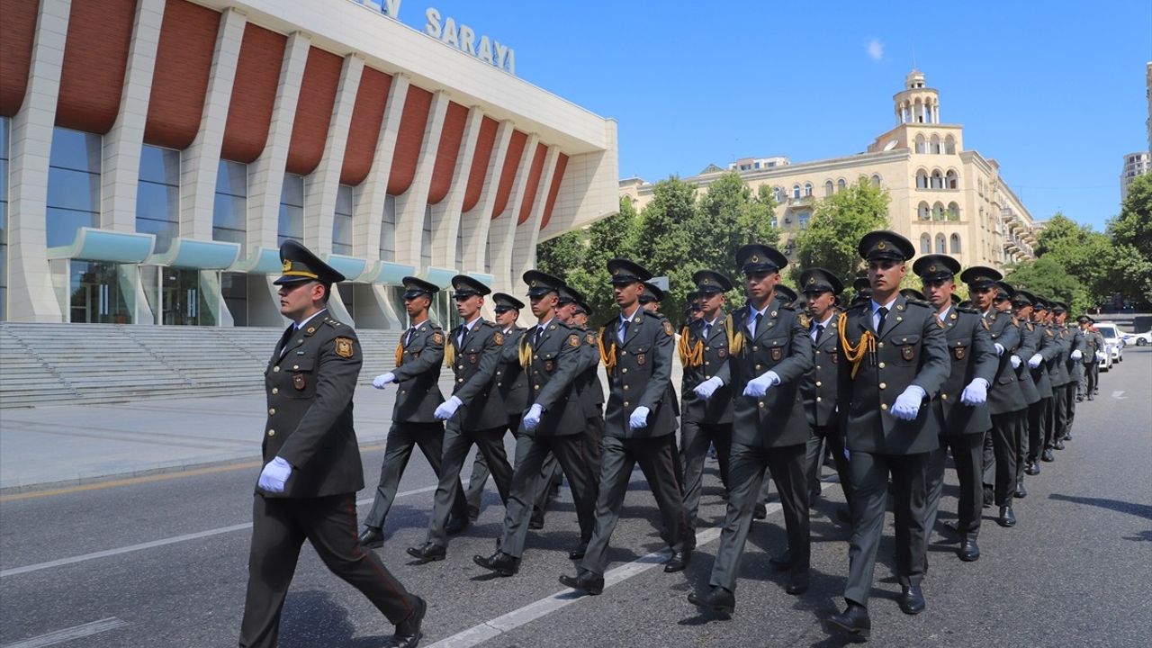 Azerbaycan'da Silahlı Kuvvetler Günü'nde Coşkulu Geçit Töreni