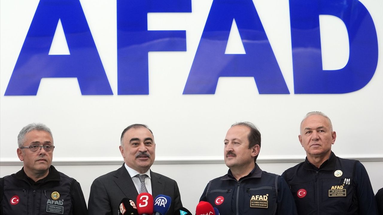 Azerbaycan'dan AFAD Personeline Ödül: İşbirliği Rozetleri Takdim Edildi