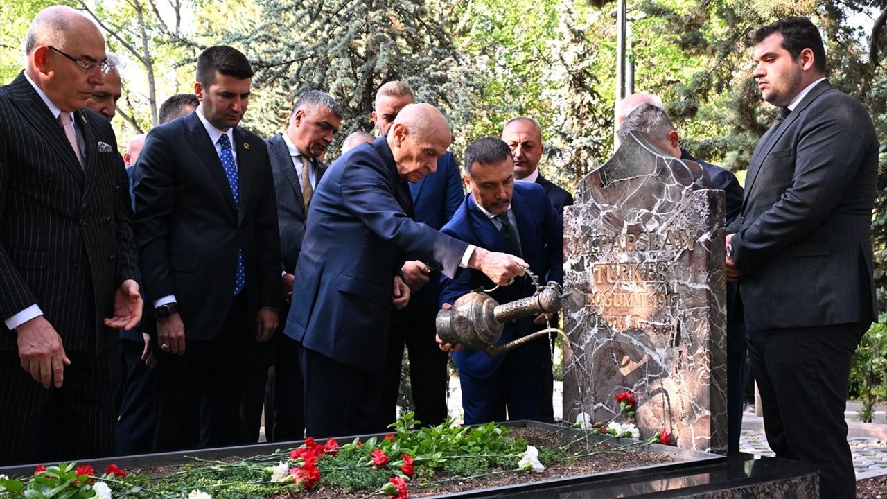 Bahçeli'den Ülkü Ocakları'na Bayram Ziyareti