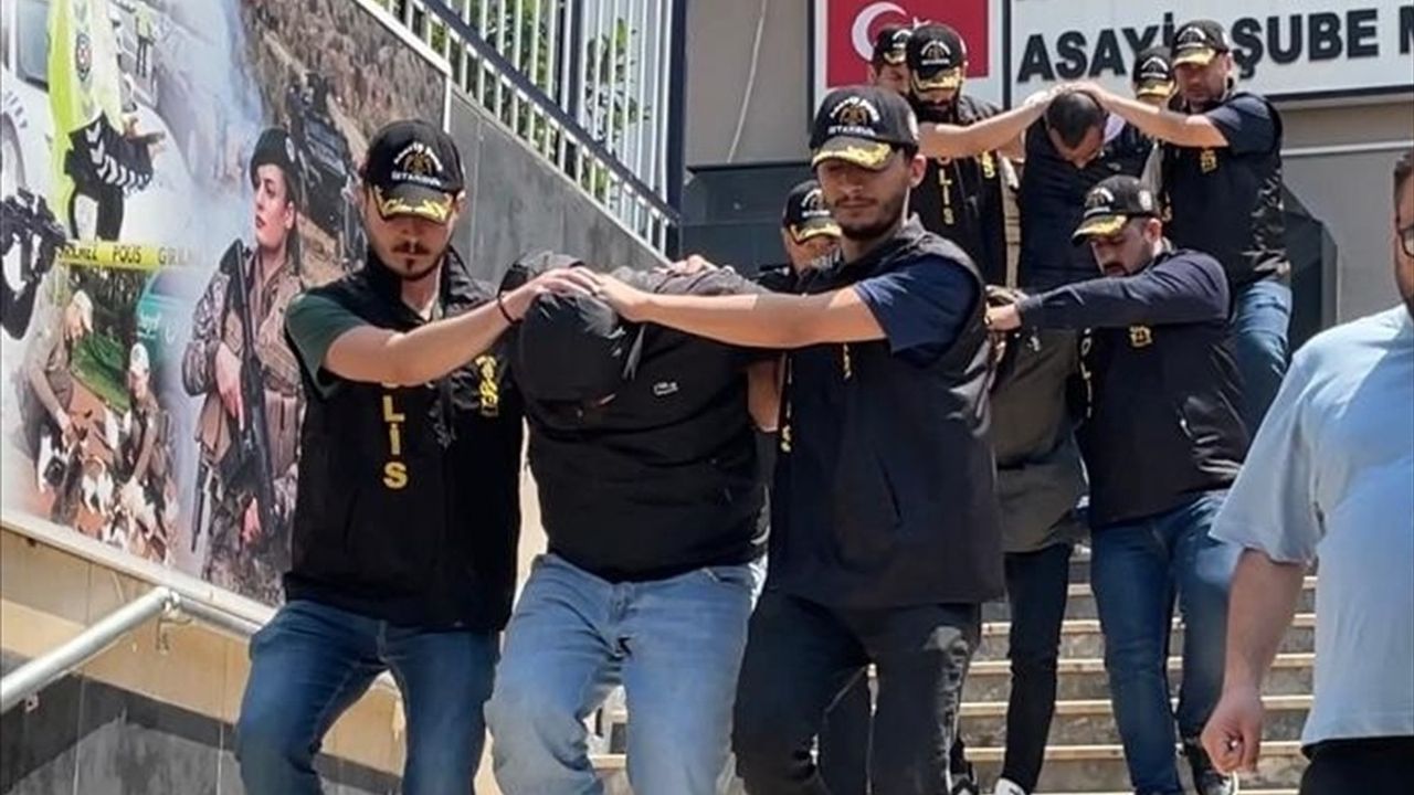 Bahçelievler'de 1.4 Milyon Lira Değerindeki Çanta Gasbedildi: 4 Zanlı Tutuklandı