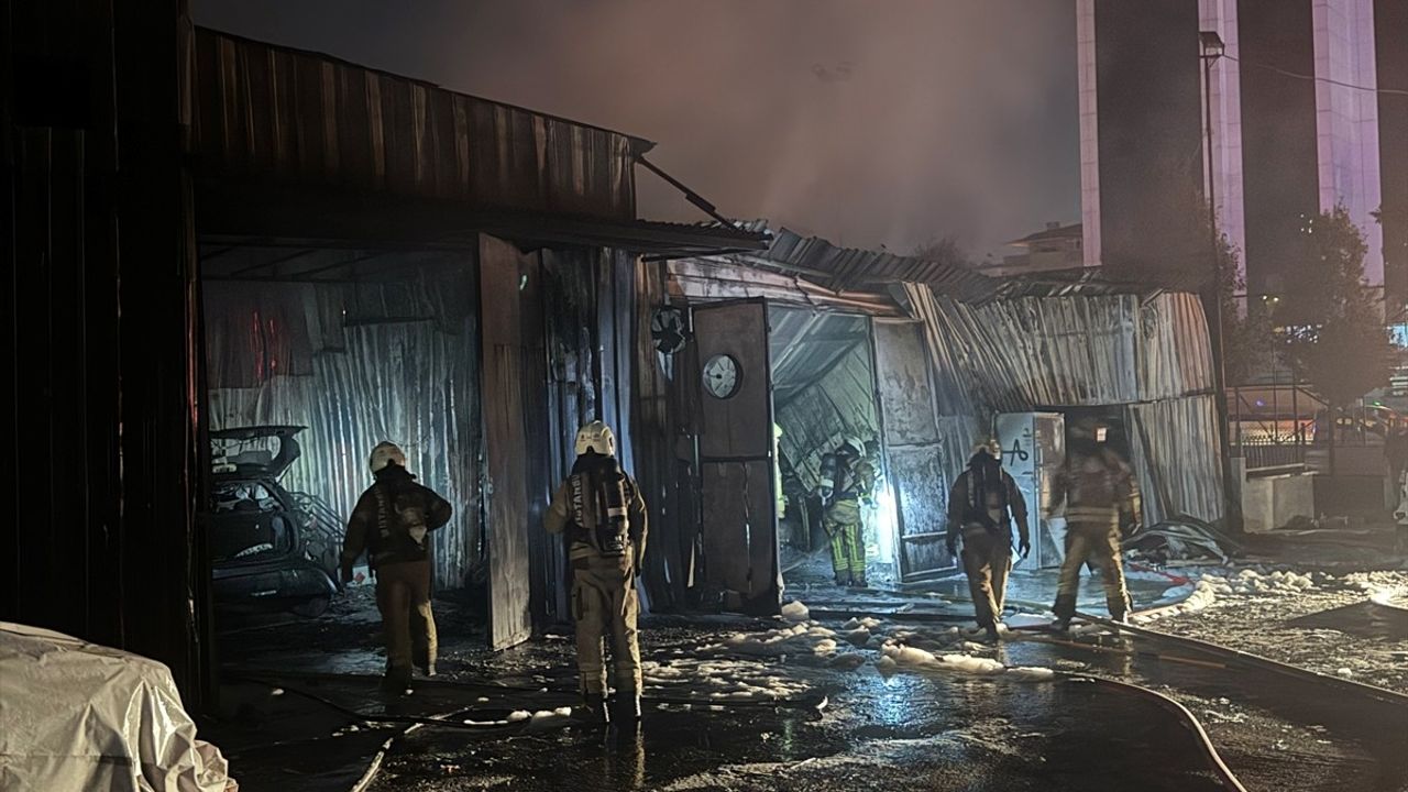 Bahçelievler'de Oto Tamirhanesinde Yangın: 10 Araç Yok Oldu