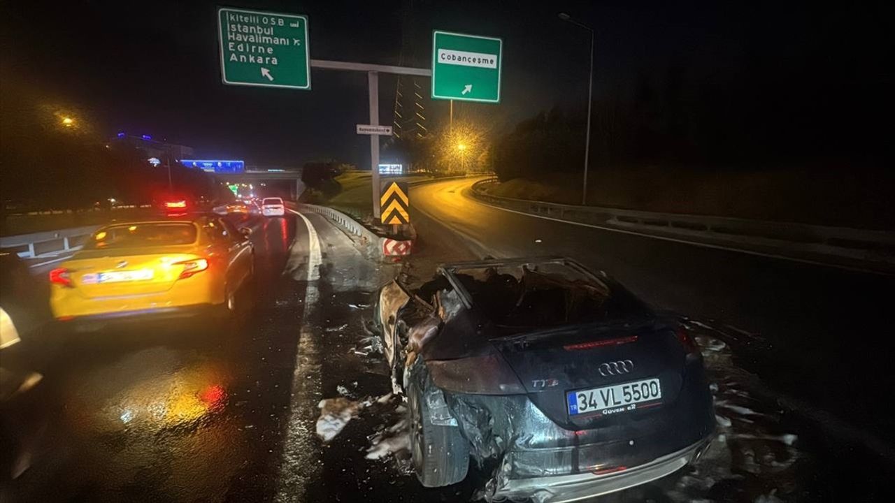 Bahçelievler'de Seyir Halindeki Otomobil Yangını Söndürüldü