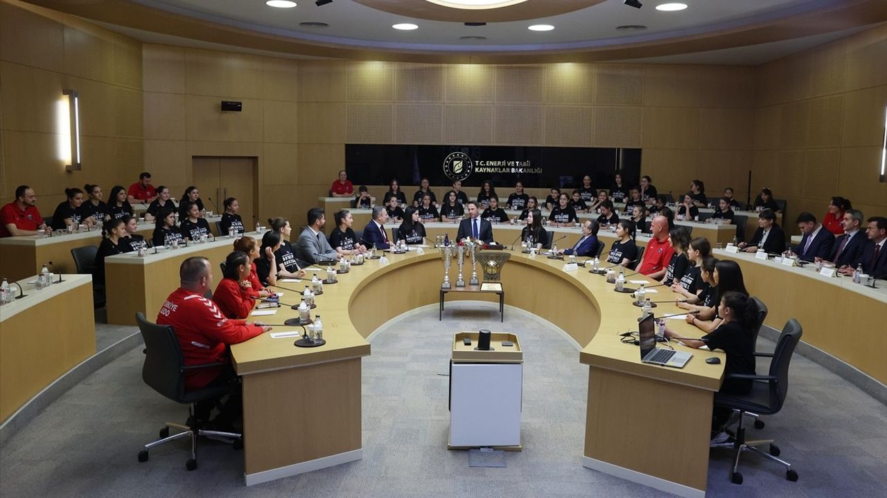 Bakan Bayraktar'dan BOTAŞ Spor'un Şampiyonlarına Kutlama