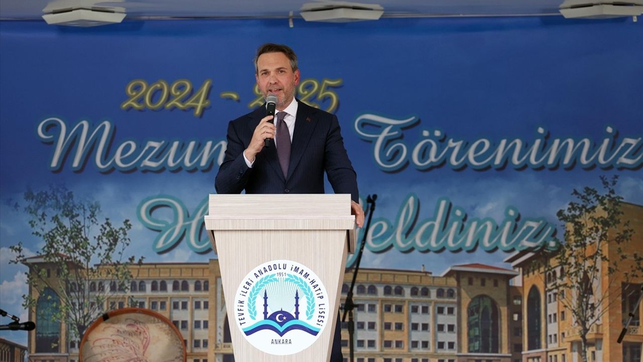 Bakan Bayraktar, Tevfik İleri Anadolu İmam Hatip Lisesi Mezuniyet Töreninde Konuştu
