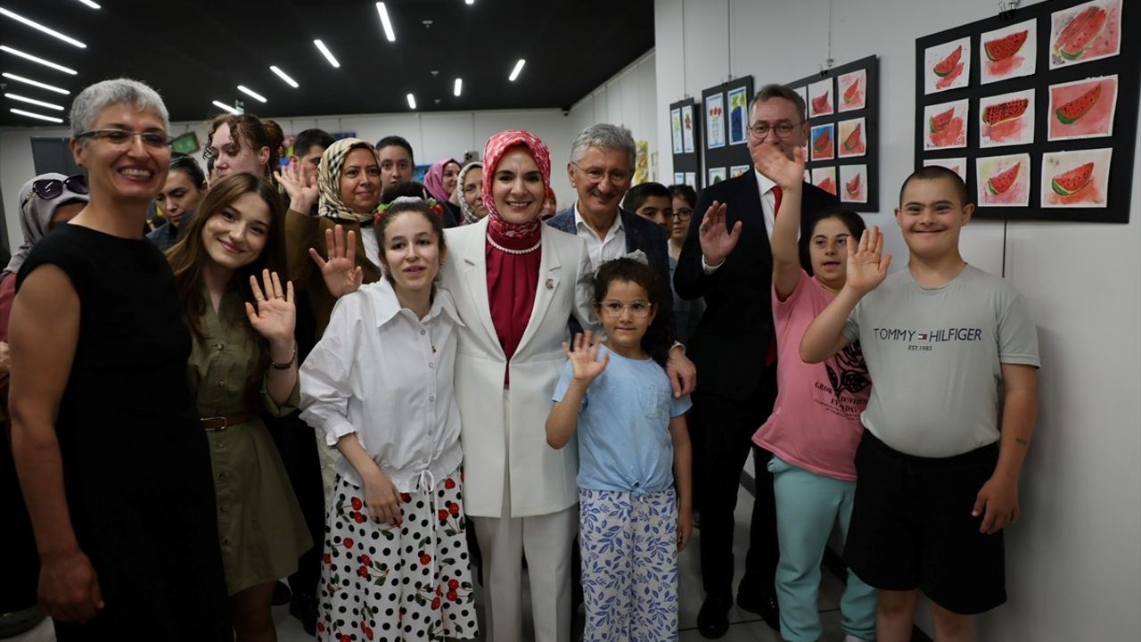 Bakan Göktaş, Aile Yılı'nda Engelsiz Yaşam Merkezi'nde Sergi Açılışına Katıldı