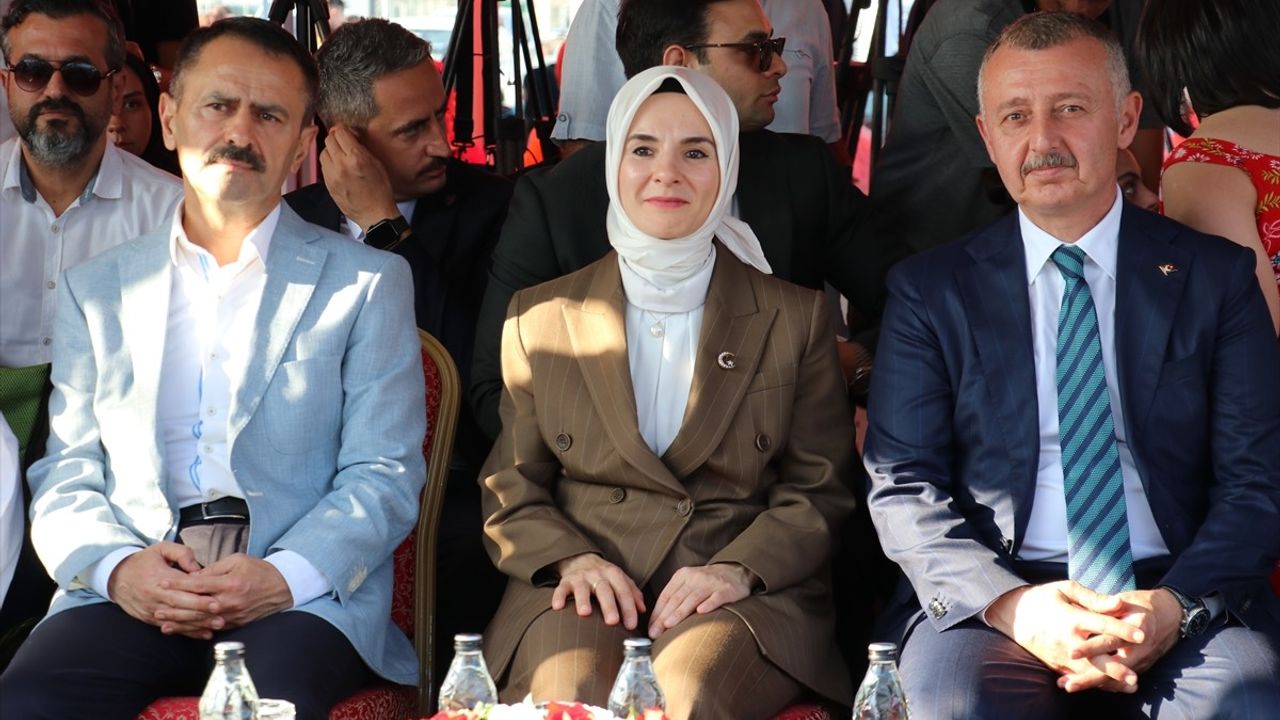 Bakan Göktaş, Kocaeli'deki Gonca Engelsiz Yaşam Merkezi'ni Tanıttı