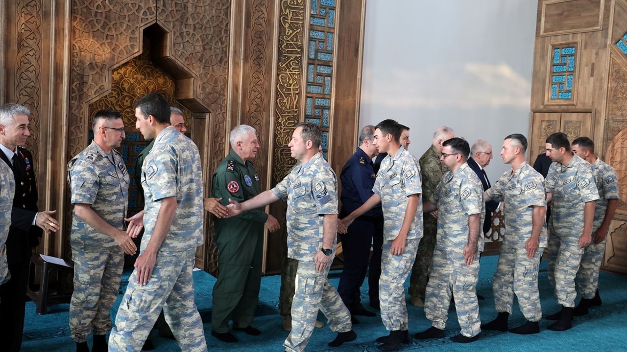 Bakan Güler, Kütahya'da Mehmetçikle Bayramlaştı