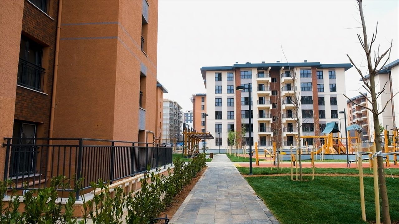 Bakan Kurum, Yeniden İnşa Edilen Azerbaycan Mahallesi'nin Görüntülerini Paylaştı