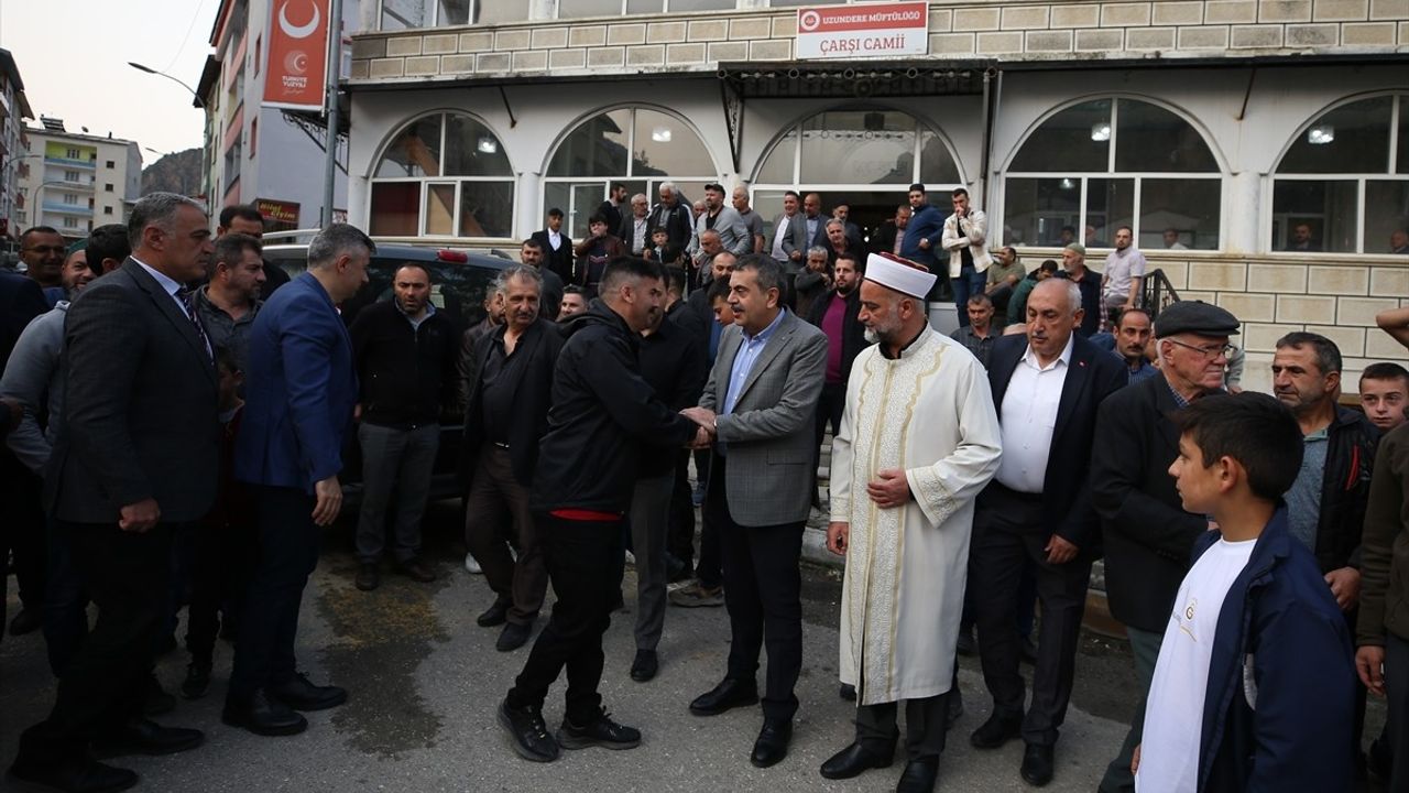 Bakan Tekin, Bayram Namazını Erzurum'da Kıldı