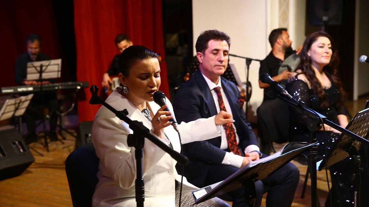 Bakü'de Şah İsmail Hatai Dinletisi Rüzgar Gibi Geçti