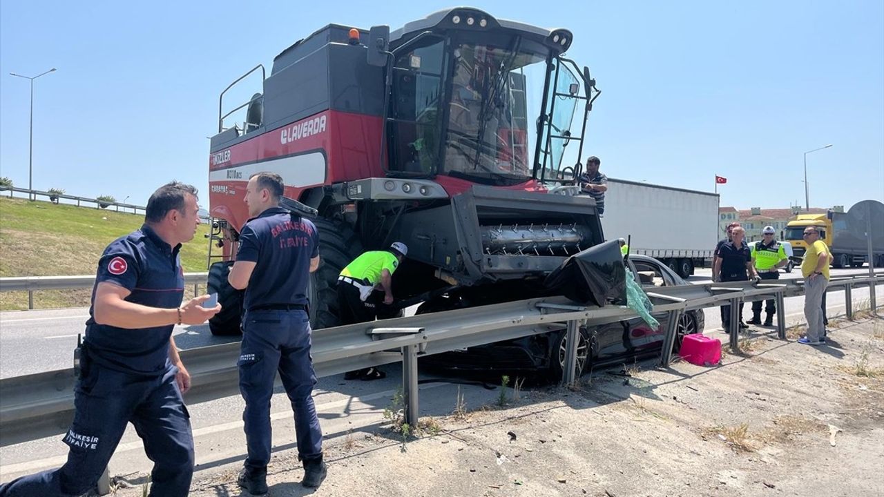 Balıkesir'de Biçerdöverle Çarpışan Otomobilde İki Yaralı