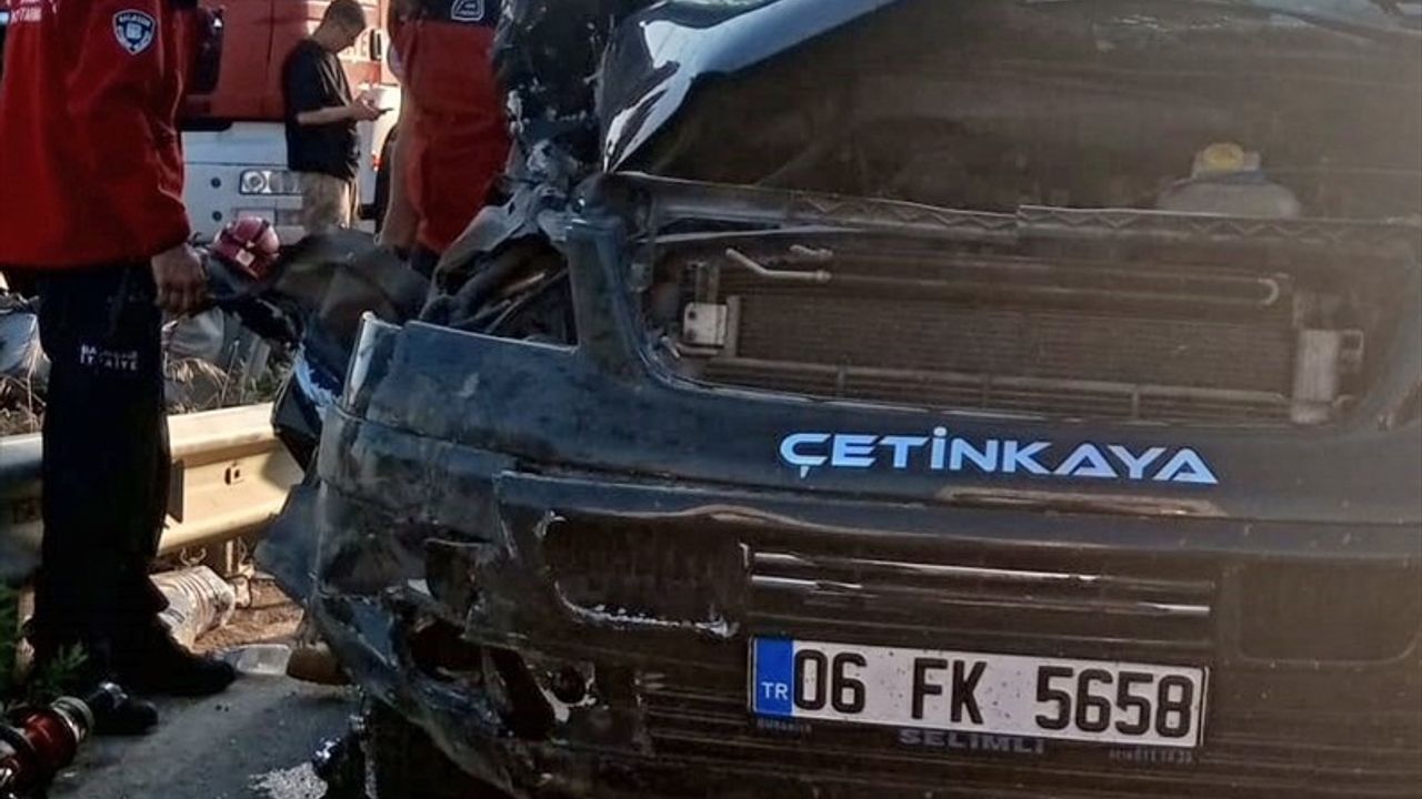 Balıkesir'de Kamyon-Minibüs Çarpışması: 1 Ağır 6 Yaralı