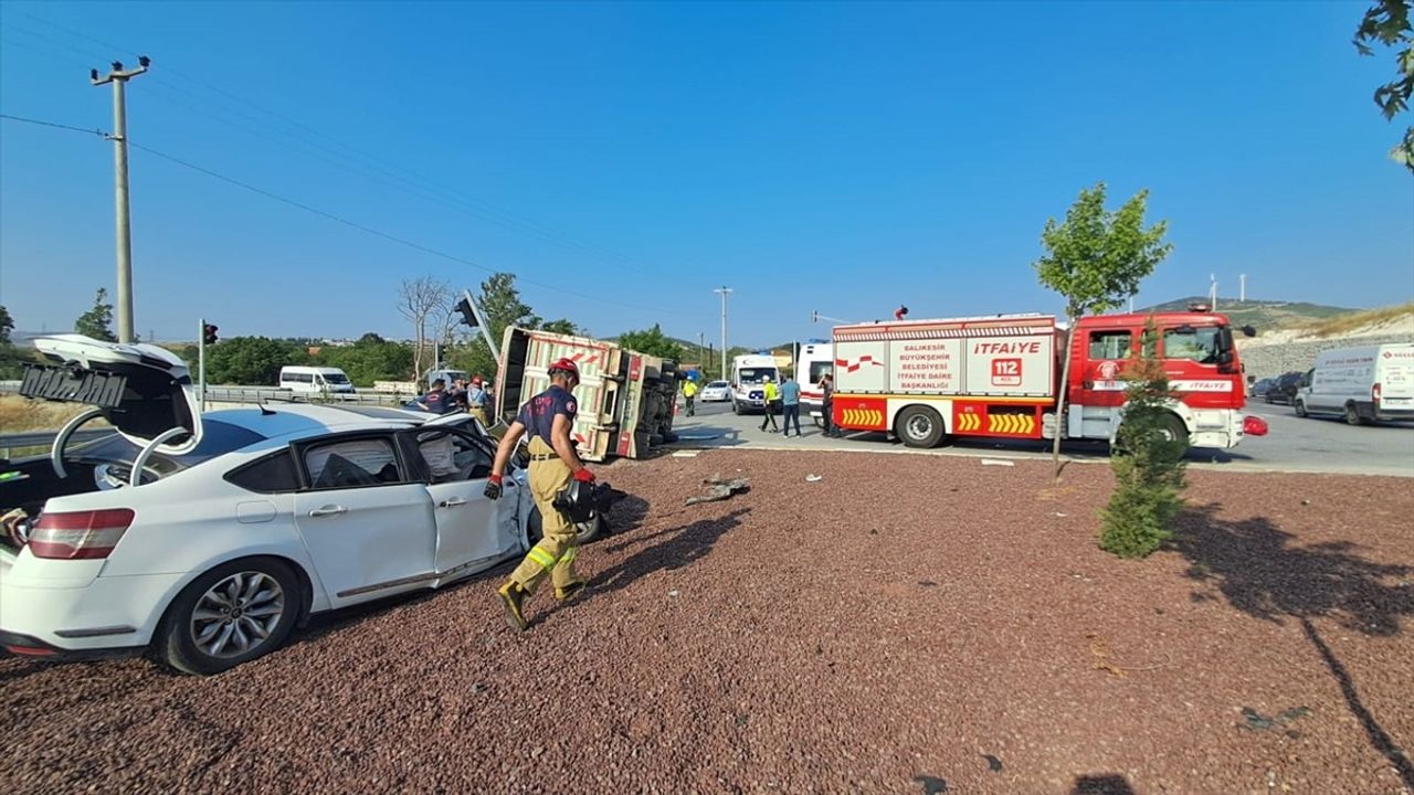 Balıkesir'de Kaza: Kamyon Sürücüsü Hayatını Kaybetti, Bir Yaralı