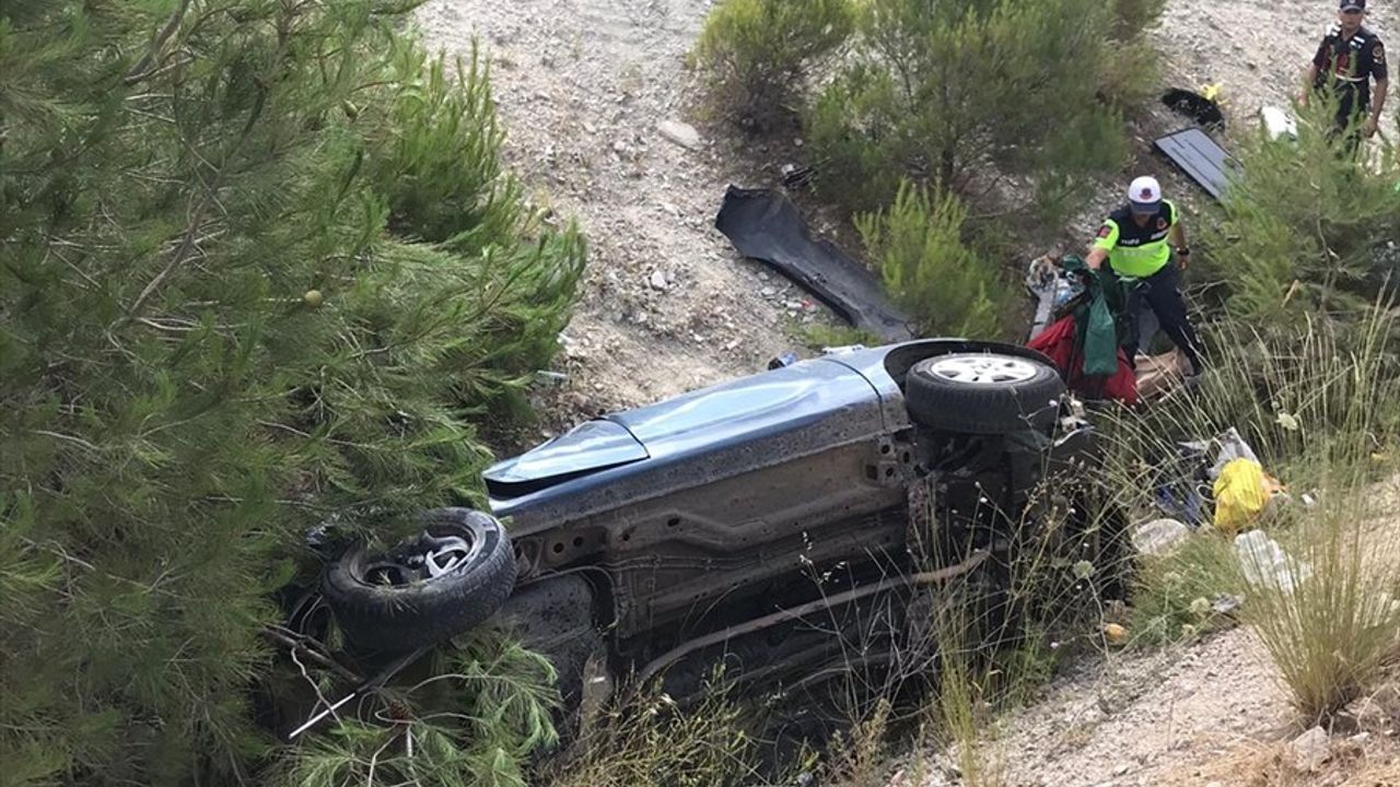 Balıkesir'de Şarampole Devrilen Otomobil Kazası: 5 Yaralı
