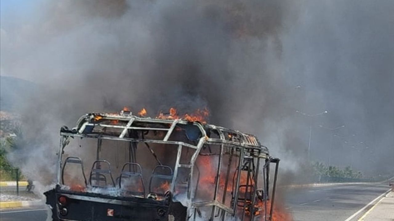 Balıkesir'de Yolcu Minibüsü Yangını: Sürücü Yaralandı
