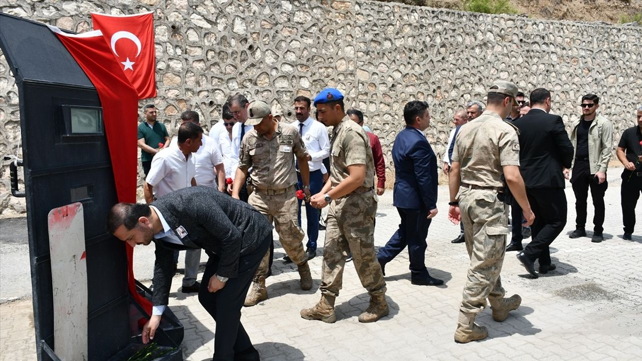 Batman'da Şehit Öğretmen ve Askerler İçin Anma Töreni