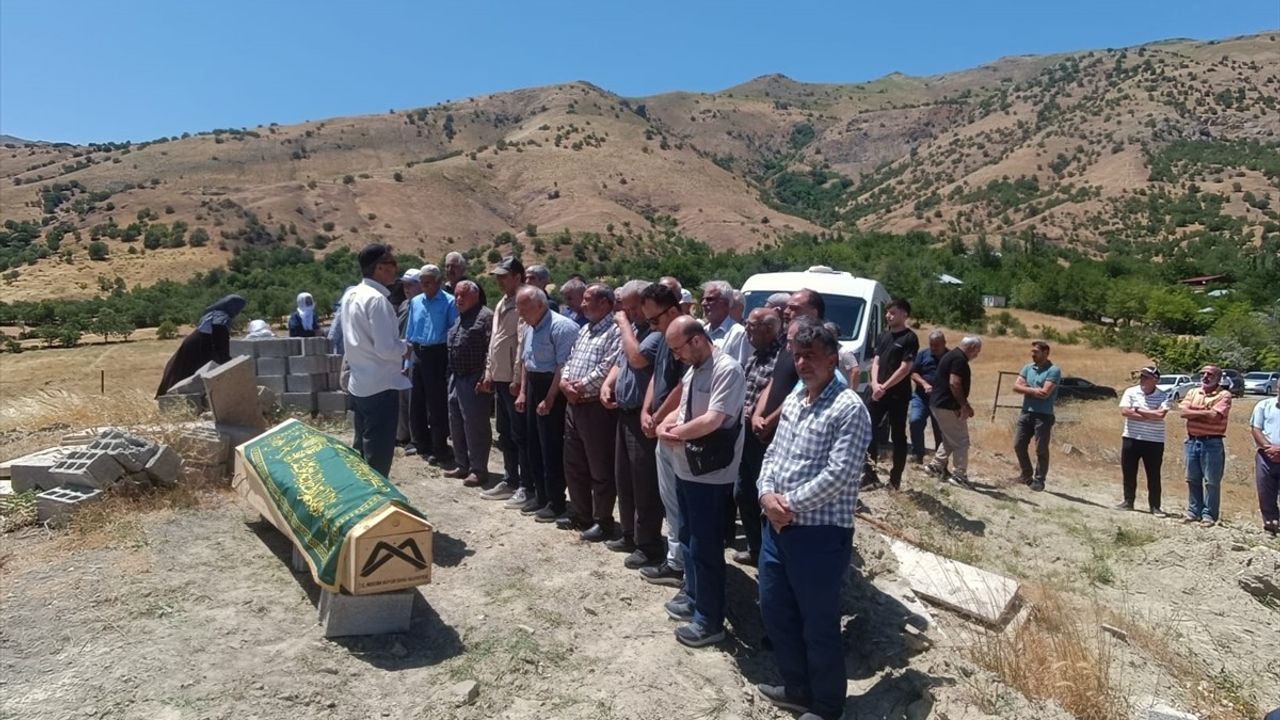 Batman'da Trafik Kazasında Hayatını Kaybeden Aliye Yılmaz Elazığ'da Defnedildi