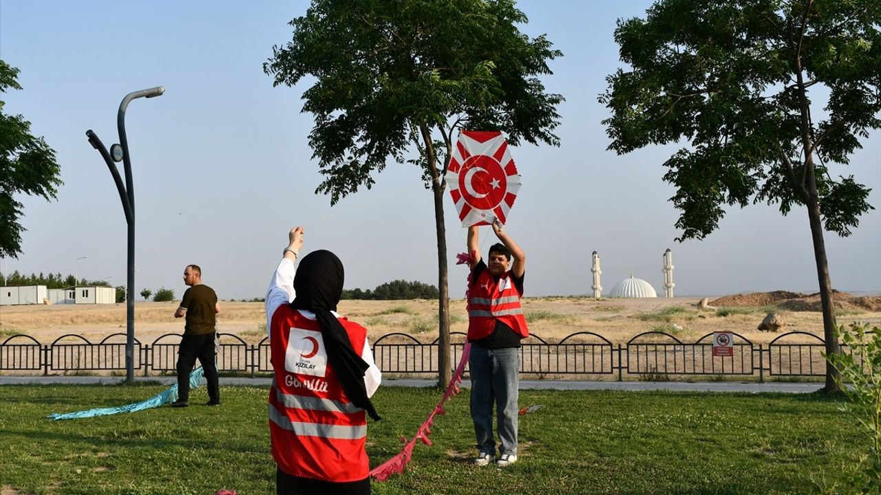 Batman'da Uçurtma Şenliği ile Türk Kızılay'ın 157. Yılı Kutlandı