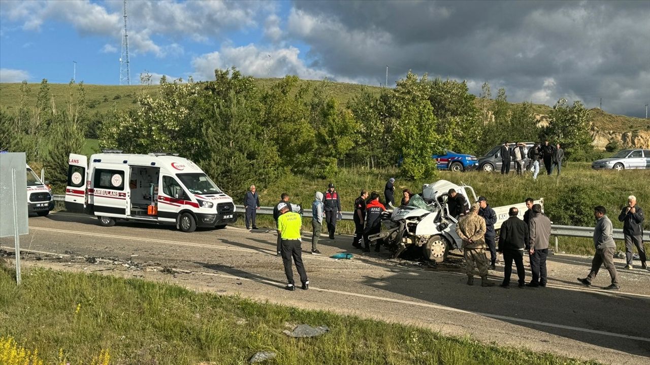 Bayburt'ta Tır ile Kamyonetin Çarpışması: 1 Ölü, 2 Yaralı