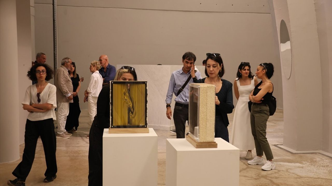 Bayburt'ta 'Zamanlı-Zamansız' Sergisi Sanatseverlerle Buluştu