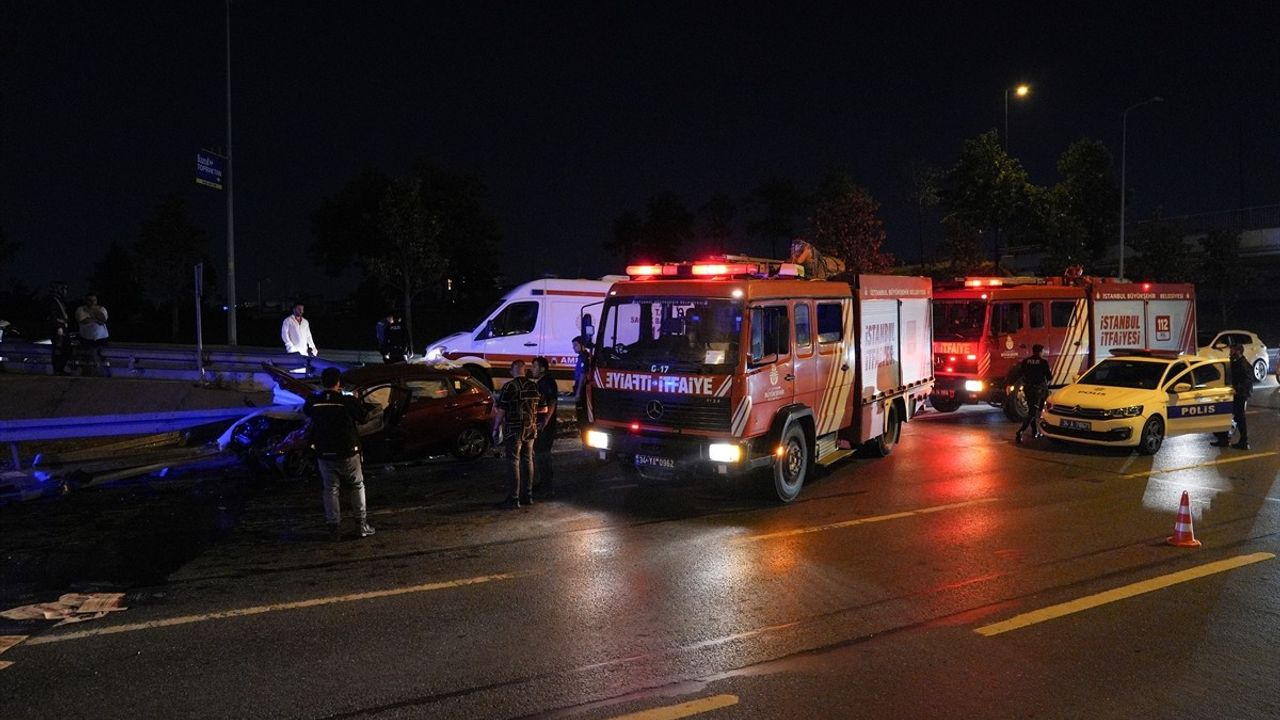 Bayrampaşa'da Otomobil Bariyerlere Saplandı: Sürücü Yaralandı