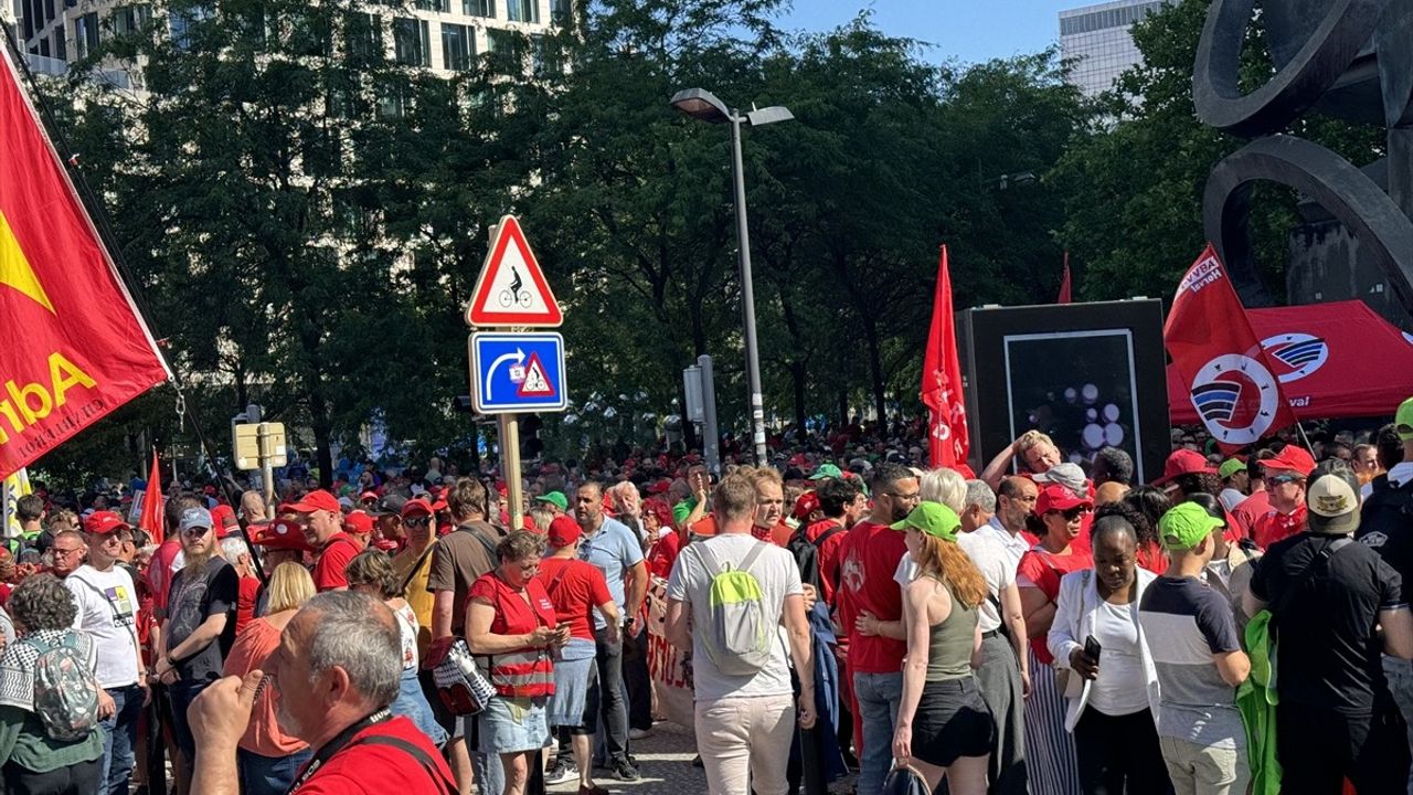 Belçika'da Çalışanlar Hükümetin Kemer Sıkma Politikalarına Karşı Grevde