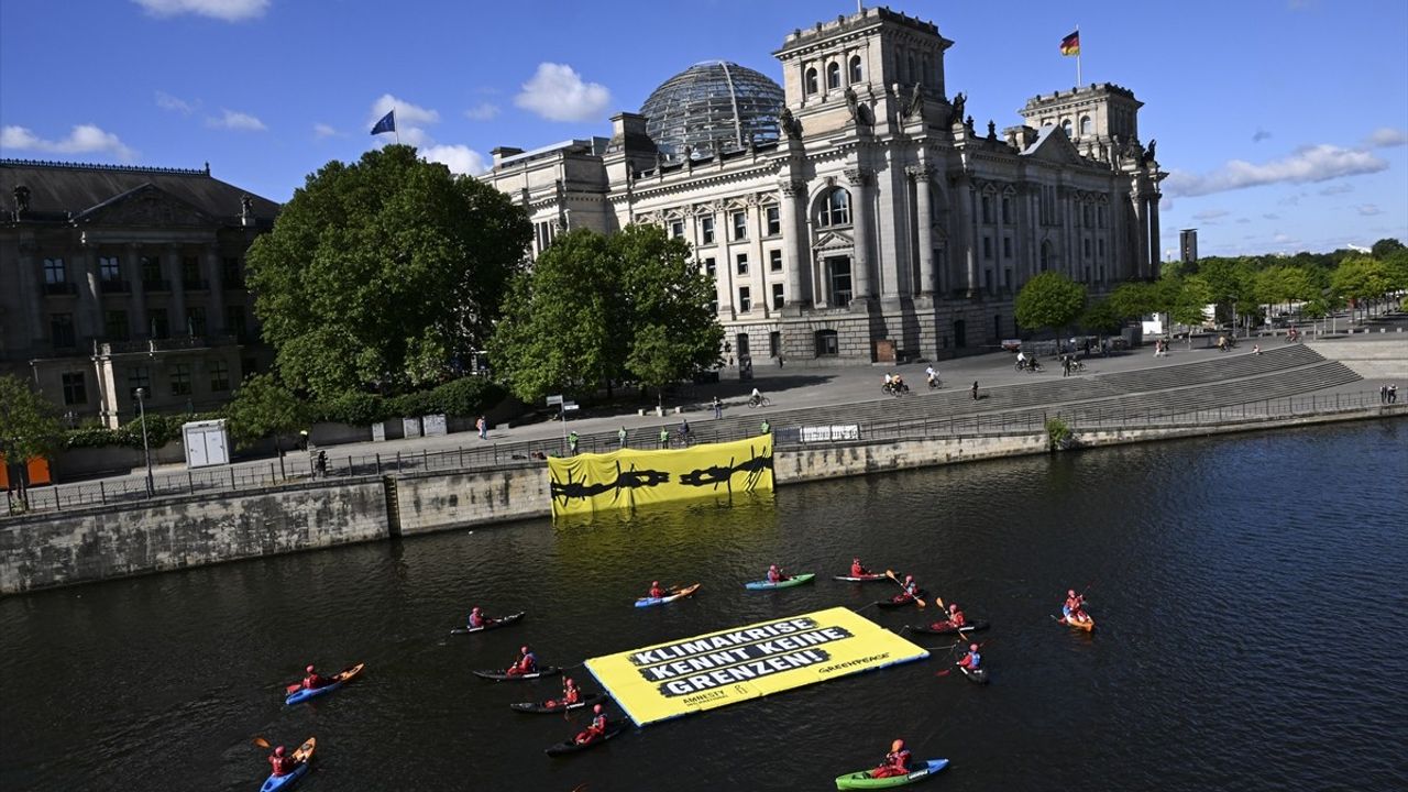 Berlin'de Greenpeace ve Uluslararası Af Örgütü'nden Farkındalık Eylemi