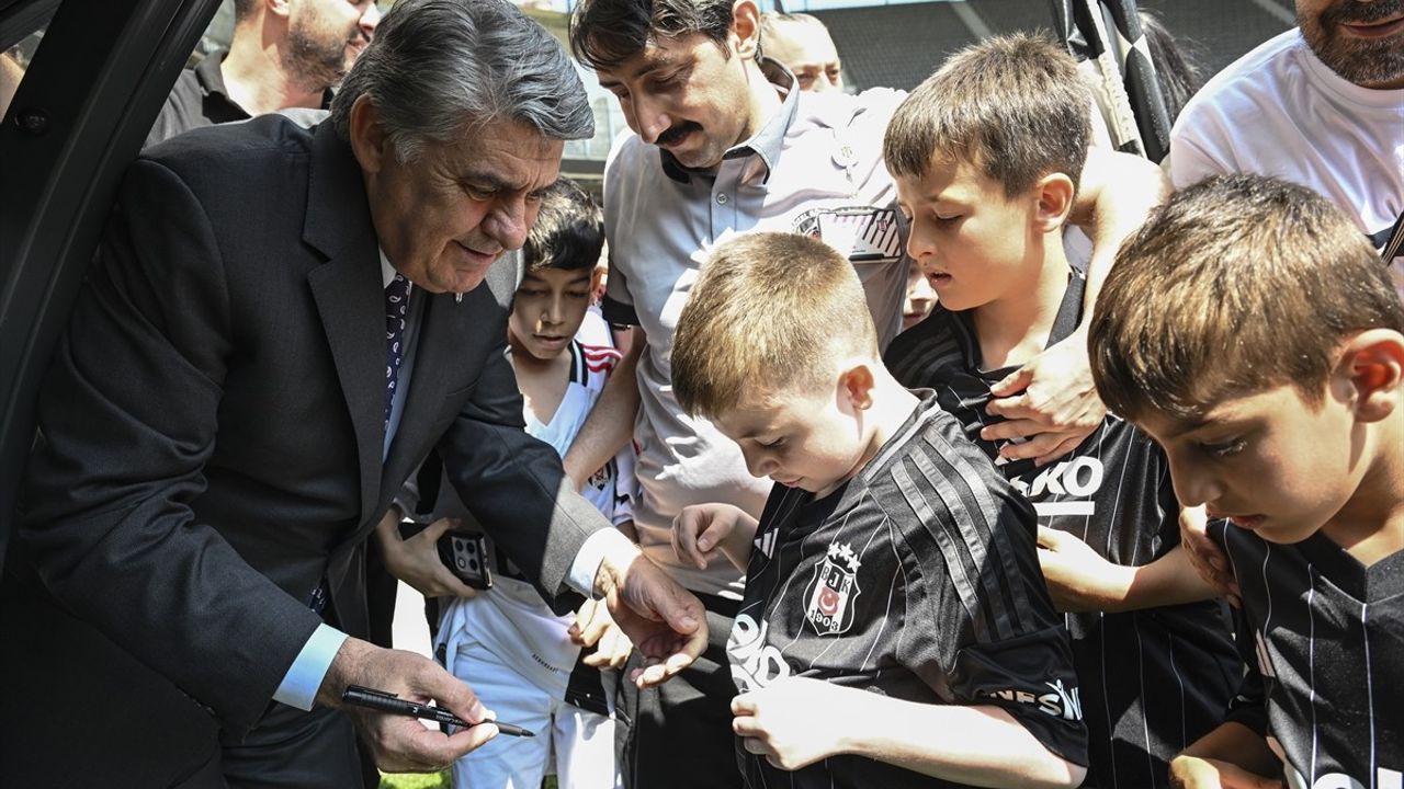 Beşiktaş Başkanı Serdal Adalı, Çocuklarla Tüpraş Stadı'nda Buluştu