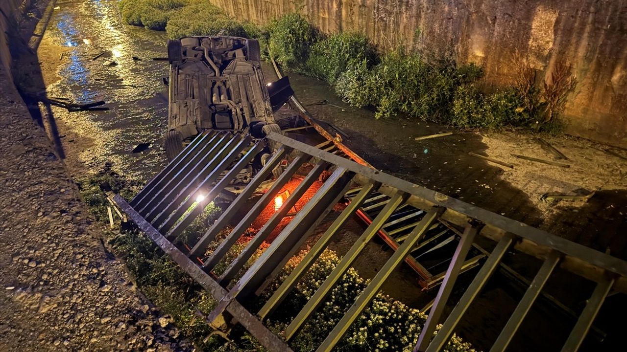 Beykoz'da Bariyeri Aşan Araç Dere Yatağına Düştü: 1 Yaralı