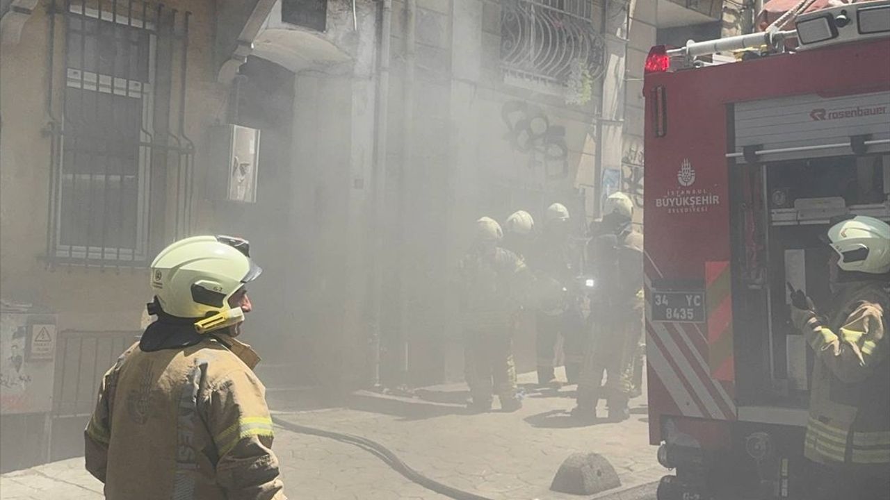 Beyoğlu'nda Giriş Katındaki Dairede Yangın Söndürüldü