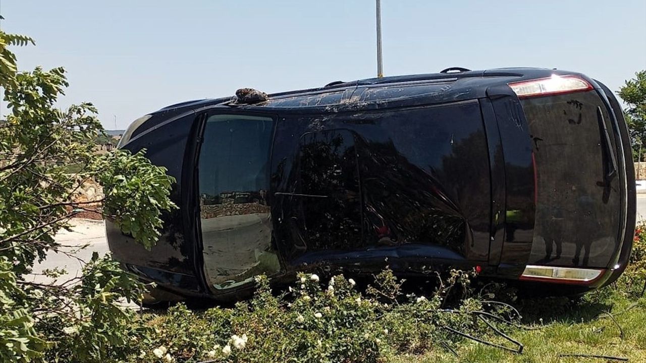 Bilecik'te Devrilen Otomobilde 5 Kişi Yaralandı