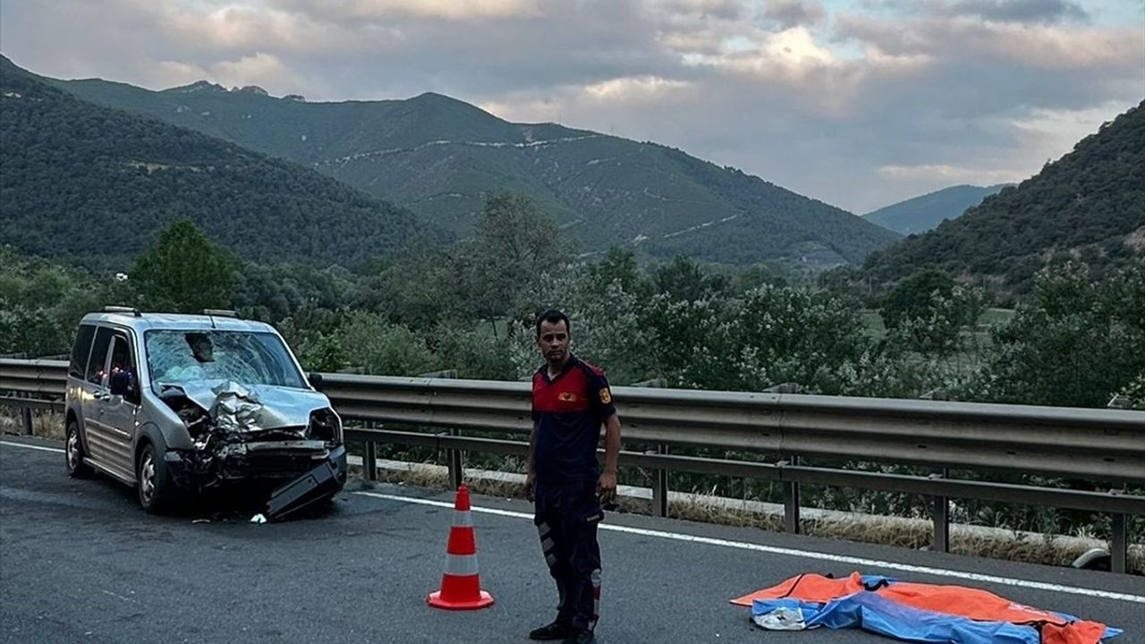 Bilecik'te Motosiklet ve Hafif Ticari Araç Çarpıştı: 1 Ölü, 5 Yaralı